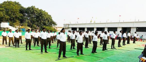 आरएसएस के प्रशिक्षण वर्ग में योग,  कराते और डंडा चालन