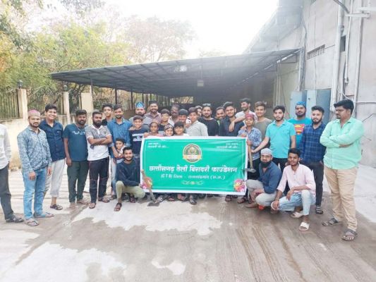 फाउंडेशन ने कब्रिस्तान में चलाया सफाई अभियान