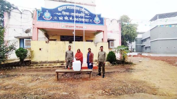 25 लीटर कच्ची महुआ शराब के साथ महिला गिरफ्तार