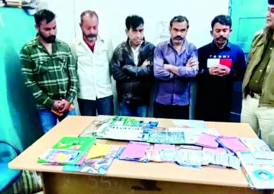 पांच सटोरिये गिरफ्तार, 14690 रूपए नकदी,सट्टा पट्टी बरामद