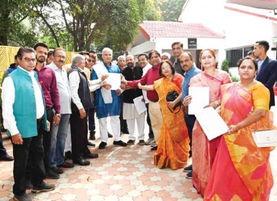 संत रमेश ओझा के प्रवचन में शामिल होने गुजराती समाज का सीएम को आमंत्रण