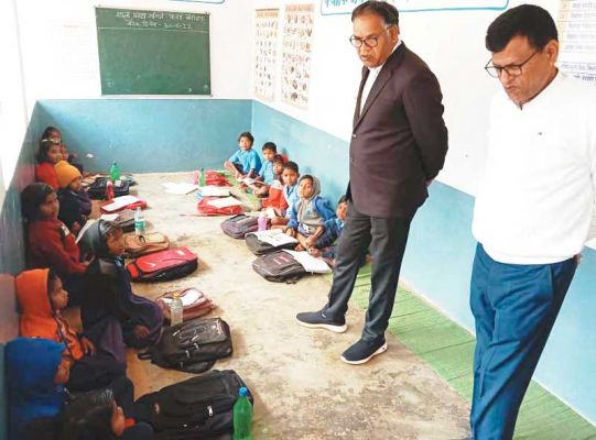 ड्यूटी से गैर हाजिर शिक्षक का कटेगा वेतन, निरीक्षण के दौरान कलेक्टर ने की कार्रवाई
