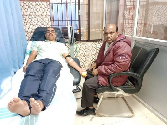 शिक्षक ने सिकलसेल से जूझ रही बच्ची को रक्तदान कर मनाया जन्मदिन