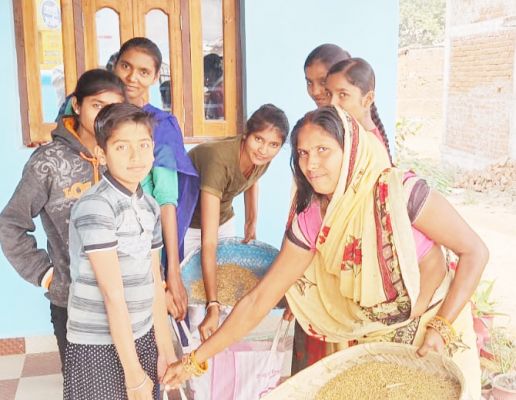 छेरछेरा में धान की जगह मिल रहा चावल और चाकलेट