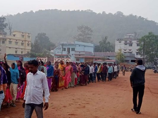 नियमितीकरण की मांग को लेकर कर्मचारियों ने रैली निकाल किया प्रदर्शन