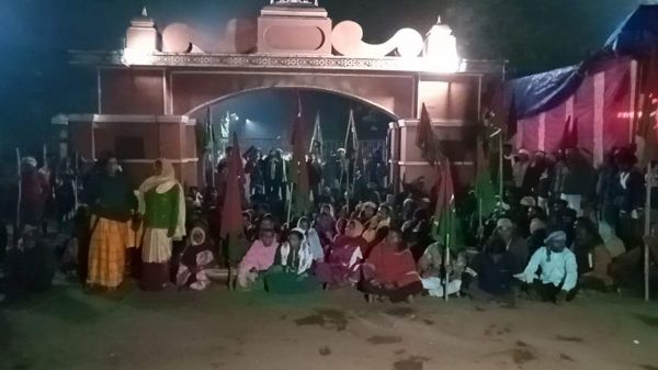 लाल पानी से प्रभावित लोग स्थायी काम देने की मांग को लेकर हड़ताल पर