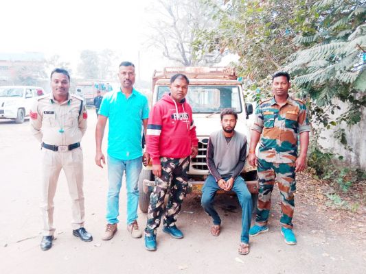 बिजलीकर्मी बनकर गांव का ट्रांसफार्मर लेकर भाग रहे युवकों को ग्रामीणों ने पकड़ा