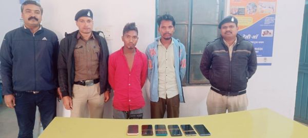 राहगीरों से मोबाइल लूटने वाले तीन गिरफ्तार, एक नाबालिग 6 फोन जब्त