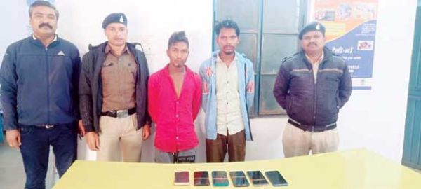 राहगीरों से मोबाइल लूटने वाले तीन गिरफ्तार, एक नाबालिग 6 फोन जब्त