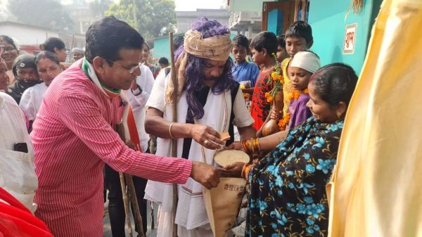छेरछेरा में पलारी पहुंचकर  घर-घर मांगा मरकाम ने धान