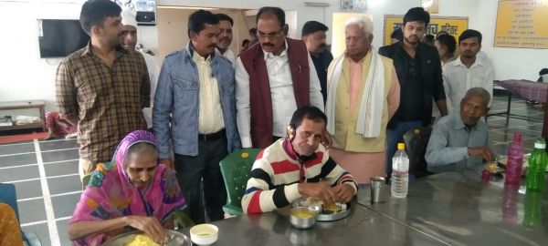 वृद्धों का मुंह मीठा कराकर मनाया जन्मदिन
