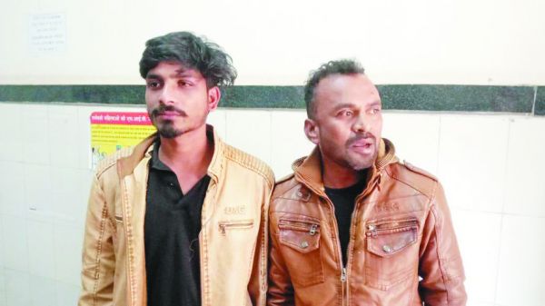भाजपा नेता की दबंगई, दोस्त के साथ जिला अस्पताल में लहराया फरसा