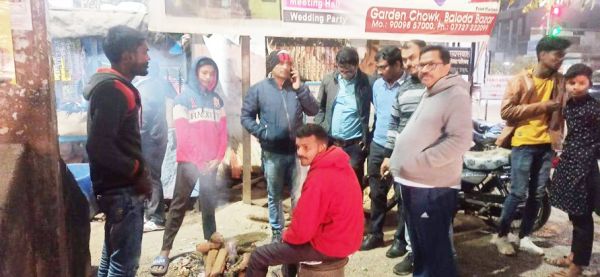 कलेक्टर बांटे गरम कपड़े