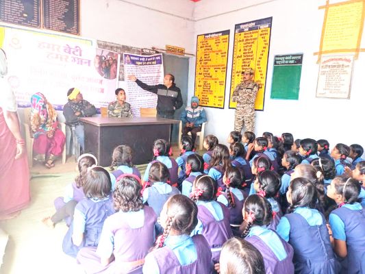 नक्सल क्षेत्र में पुलिस ने चलाया चलित थाना