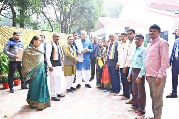 प्रतिनिधि मंडल ने सीएम  व मंत्री से की मुलाकात