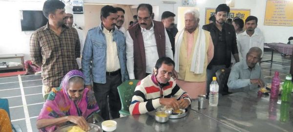 वृद्धों का मुंह मीठा कराकर मनाया जन्मदिन