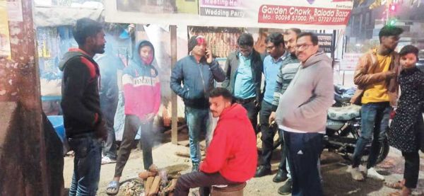 कलेक्टर बांटे गरम कपड़े