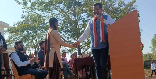 मरकाम ने छात्रों को सायकल वितरण किया