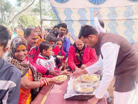 शिव महापुराण कथा में व्यापारी संघ ने भंडारे का किया आयोजन