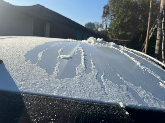 सरगुजा संभाग में कड़ाके की ठंड, बाहर खड़ी वाहनों पर जम रही बर्फ की चादर