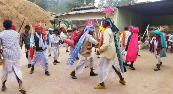 डंडा नृत्य समारोह पारंपरिक रूप से मना रहे किसान 