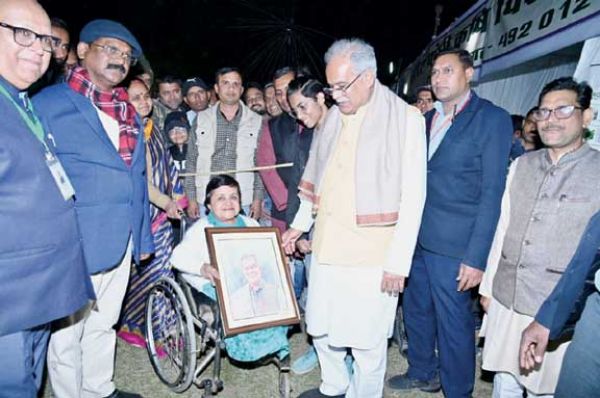 साधना ढांड ने सीएम का बनाया स्केच, उद्यानिकी प्रदर्शनी के मौके पर किया भेंट