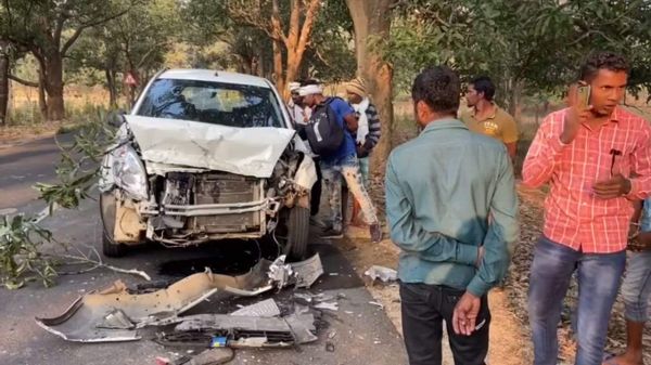 पिकअप से उतरे व्यक्ति को पीछे से आ रही कार ने मारी ठोकर, जख्मी