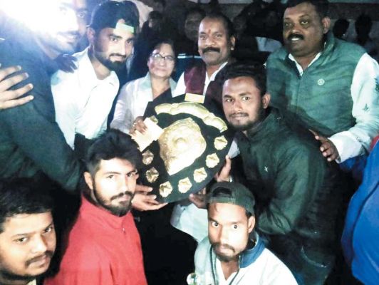 क्रिकेट टूर्नामेंट-गोरे इलेवन चिरमिरी ने जीता खिताब