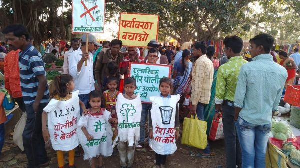 हाट बाजार में पर्यावरण बचाव का संदेश