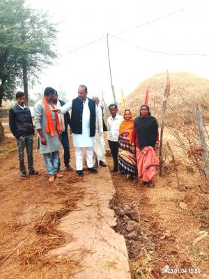 सीसी रोड के घटिया निर्माण से ग्रामीणों में नाराजगी