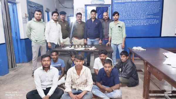 छापामार कार्रवाई में 8 जुआरी गिरफ्तार