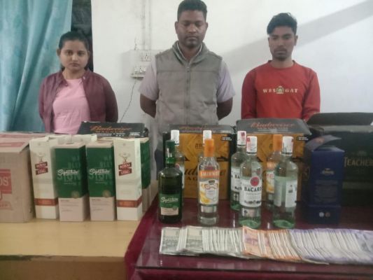 वर्दी की आड़ में शराब बेचने वाला सिपाही साथियों के साथ गिरफ्तार