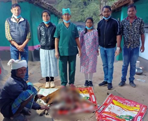 पशु चिकित्सकों ने बकरी का सिजेरियन ऑपरेशन कर निकाला मेमना