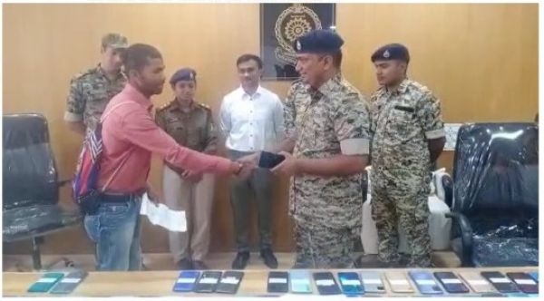 एसपी ने पीडि़तों को सौंपे  25 लाख के गुम मोबाइल