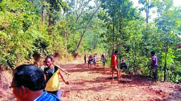ग्रामीणों ने भेंट मुलाकात में सीएम से लगाई थी गुहार जब कार्रवाई नहीं हुई, श्रमदान से की सडक़ मरम्मत