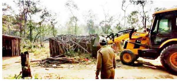 उदंती टाइगर रिजर्व में अमले ने बस्ती उजाड़ी, ठंड में आसमान तले रहने मजबूर 25 परिवार 