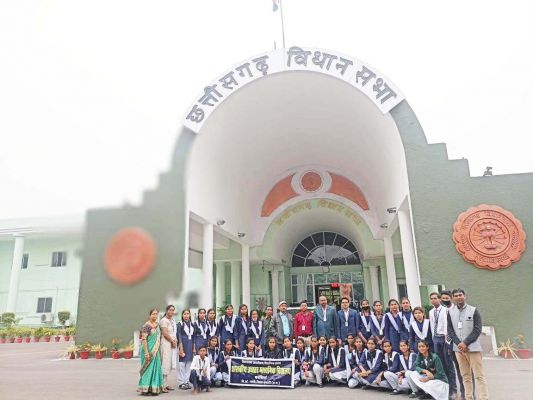 छात्रों ने विधानसभा भवन का अवलोकन किया