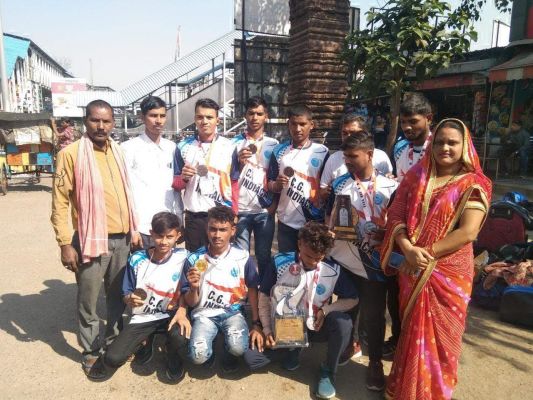 खिलाडिय़ों का रेल्वे स्टेशन पर स्वागत