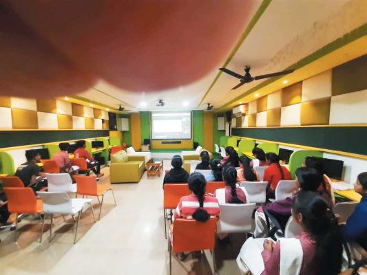 आईआईटी बॉम्बे के छात्र  जशपुर के बच्चों को करा रहे जेईई की तैयारी