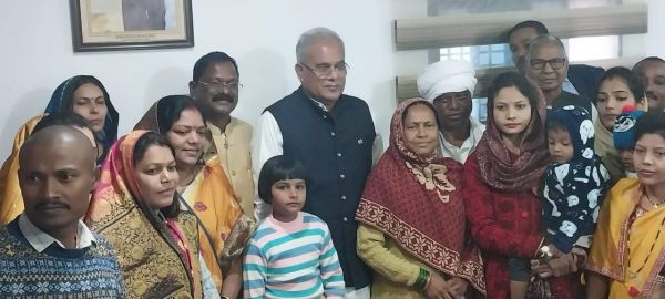 सीएम पहुंचे बतरा, भटगांव विधायक की माता को दी श्रद्धांजलि 