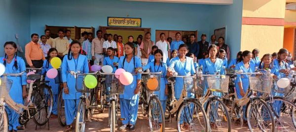 छात्राओं को मिली साइकिल