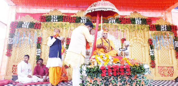 जगतगुरु कनिष्ठ शंकराचार्य से जिपं. सदस्य रोहित साहू ने लिया आशीर्वाद