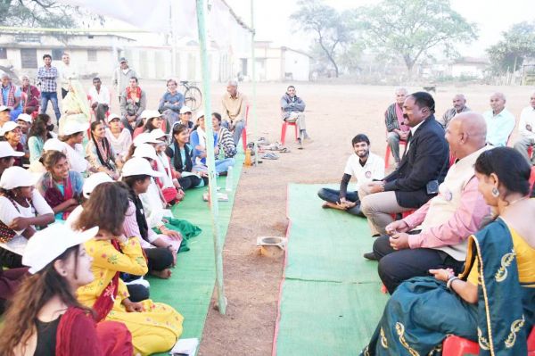 घोरदा के स्कूली बच्चों से एसपी हुए रूबरू