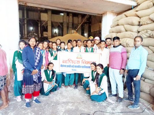 विद्यार्थियों ने किया राईस मिल का भ्रमण