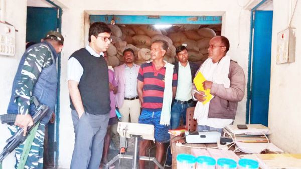 धान खरीदी केंद्र में बारदाने  जमा नहीं, सरकारी राशन  दुकान संचालक को नोटिस