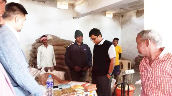 कलेक्टर ने राशन वितरण की ली जानकारी 