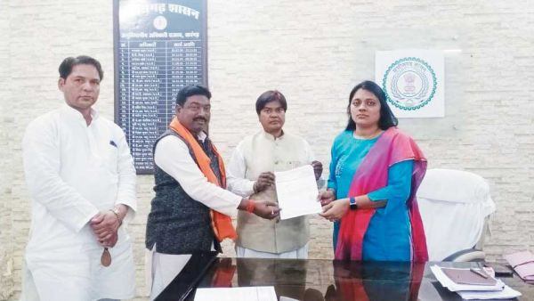 एसडीओ से मिलकर पूर्व विधायक ने रखीं आवेदन प्रमाण पत्र बनाने की मांग