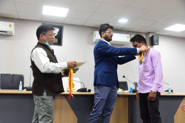 कलेक्टर ने 60 युवाओं को दिया प्रशिक्षण सर्टिफिकेट