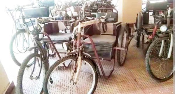आधा दर्जन ट्राईसाइकिल से दर्जनभर बैटरी पार