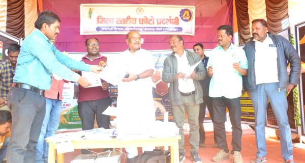 संसदीय सचिव ने किया फोटो प्रदर्शनी का अवलोकन